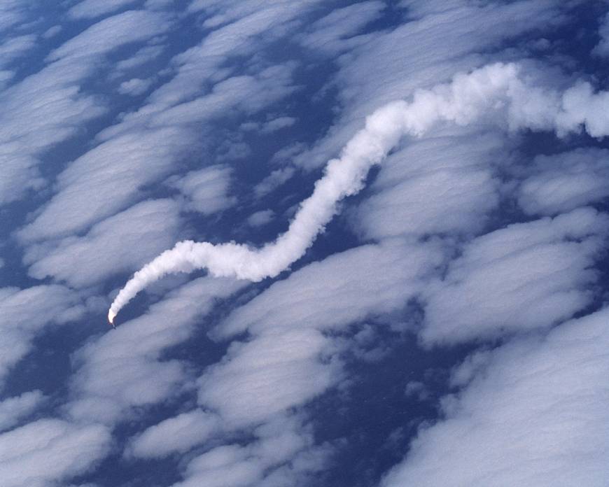 Полет X-43 не такое простое дело, как кажется на первый взгляд. Вот потерявший управление аппарат в сцепке с ускорителем падает в Тихий океан